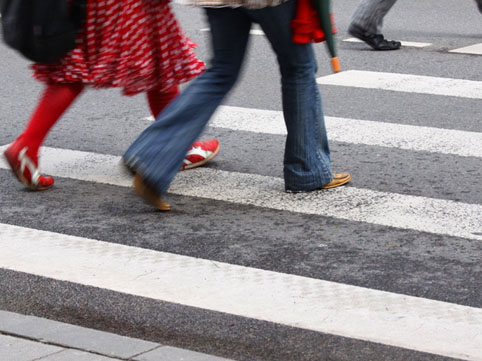 Bakıda nazlana-nazlana yolu keçən qızı maşın belə vurdu