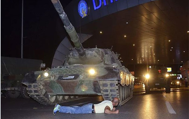 Tankın qarşısına uzanan danışdı