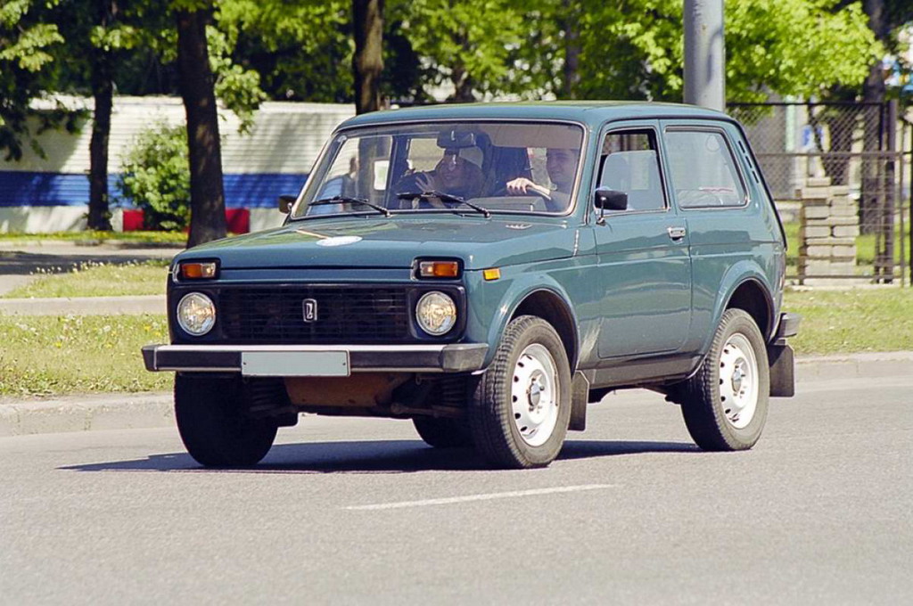 Bakıda “Niva”nı saxlayan polisi döydülər