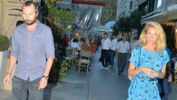 Aparıcı sevgilisi ilə suallardan qaçdı