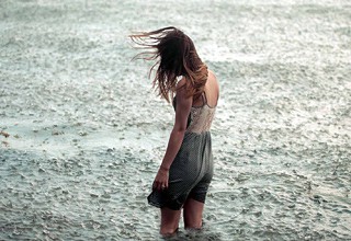 18 yaşlı qız: Gecə dəniz kənarında məni zorlamaq istədi