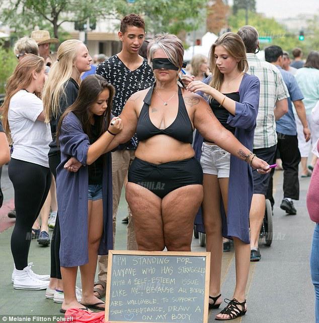 Üç uşaq anası bazarda soyundu