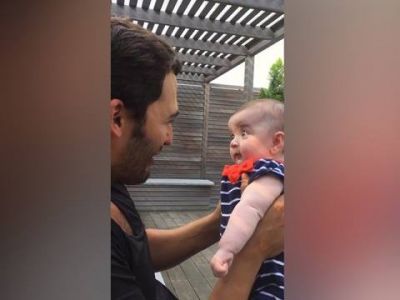 Ata balaca oğluna dünyaya necə gəldiyini izah edir - Uşaq təəccübdə