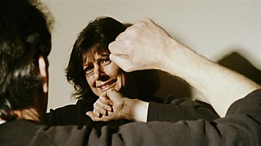 Bərdədə müəllimə gənc qadını borca görə döydü