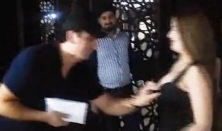 Tolik rəqqasələrin sinəsinə nə qədər pul qoydu?