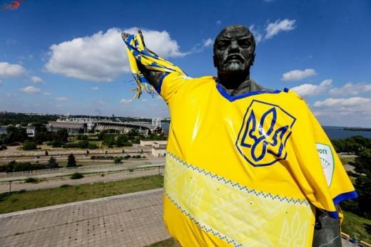 Lenin Ukrayna millisinin formasını geyindi -