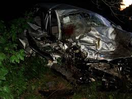 Avtomobil ağaca çırpılıb,