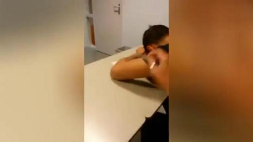 Görün müəllim dərsdə yatan şagirdi necə oyatdı