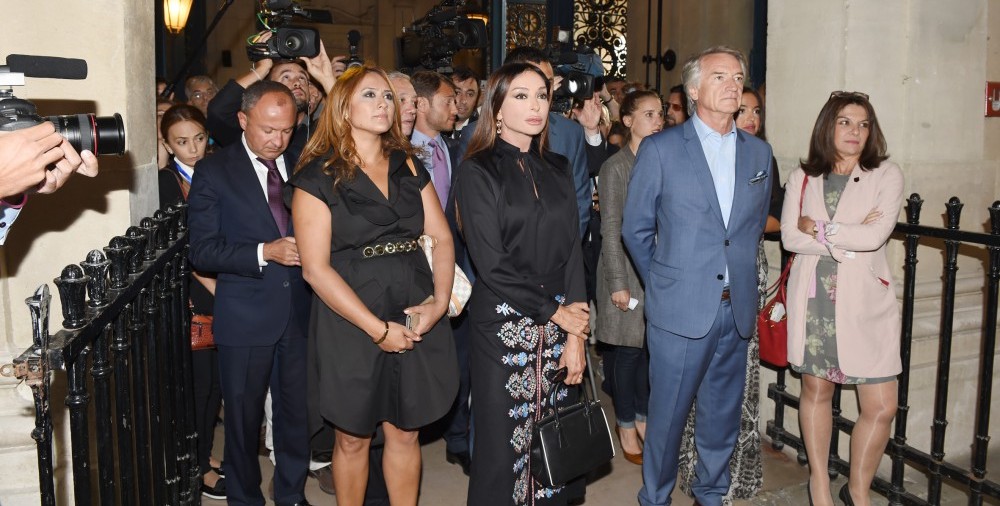 Heydər Əliyev Fondunun təşkilatçılığı ilə Parisdə “Azərbaycan tolerantlıq ölkəsi” fotosərgisi açılıb