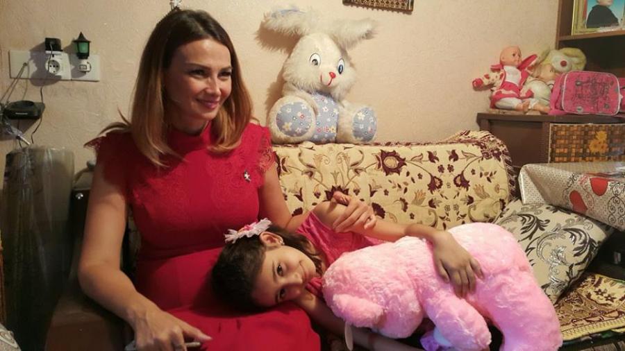 Qənirə Paşayeva Xanım Qafarovanın qızına baş çəkdi -