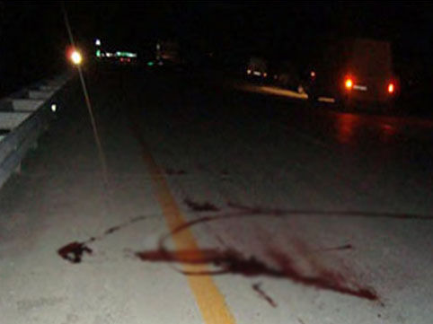 Şirvanda avtomobil 2 nəfəri vuraraq öldürüb