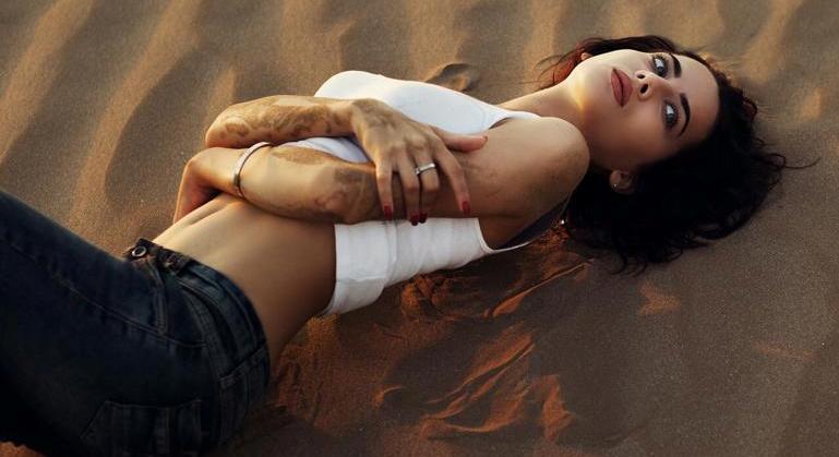 Azərbaycanlı model yenə soyundu