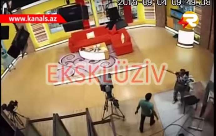 Zəlzələ anı canlı efirdə