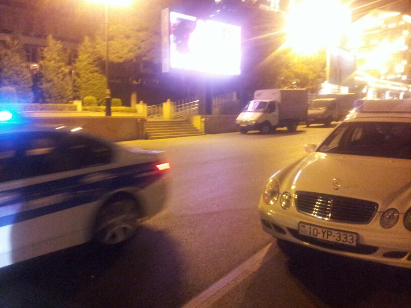 Yol polisləri motosikletçini evakuatorun köməyi ilə saxladı: Təqib