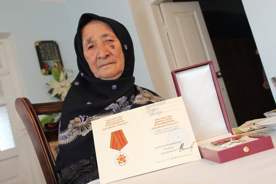 Azərbaycanda 106 yaşlı nənəyə orden taxıldı
