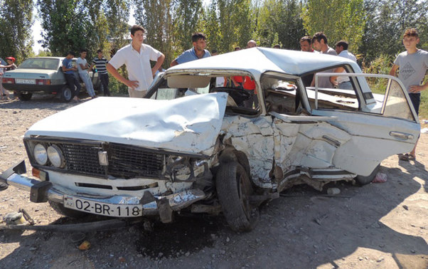 “06” “Mercedes”lə toqquşdu