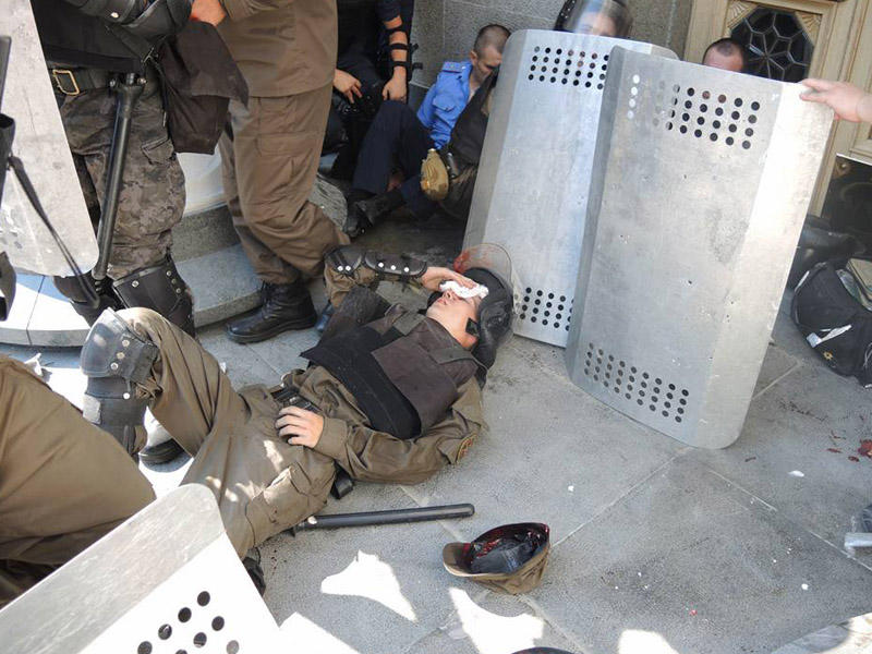 Parlamentin binası qarşısında qanlı toqquşma: 122 nəfər yaralandı -