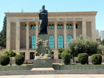 Aktyorlar İlham Əliyevə şikayət etdi: “Teatrımızı yalnız siz xilas edə bilərsiniz”