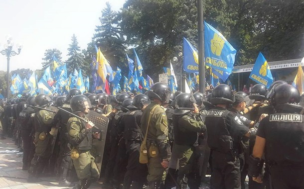 Kiyevdə toqquşmalar başladı - Ali Radaya hücum olundu