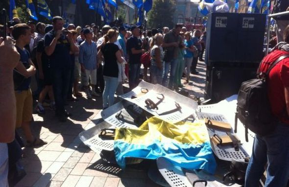 Ukrayna parlamentinin binası yaxınlığında güclü partlayış