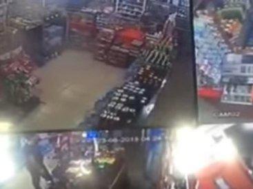 Bakıda marketi yarıb satıcını yaraladılar