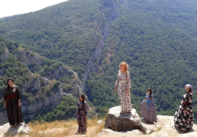 Rusiyalı iş adamı German Sterliqovun arvadı Alyona Sterliqova Şuşada moda nümayişi keçirib.