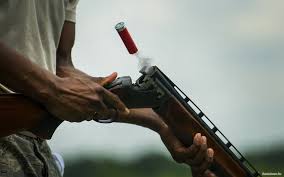 Qonşunun itinin hürməsindən narazı olan kişi üç nəfəri öldürdü