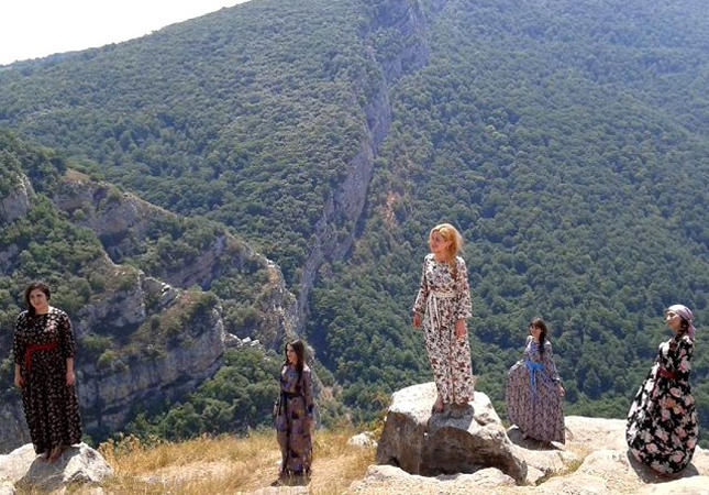 Millyarder arvadının Şuşadakı moda nümayişi...