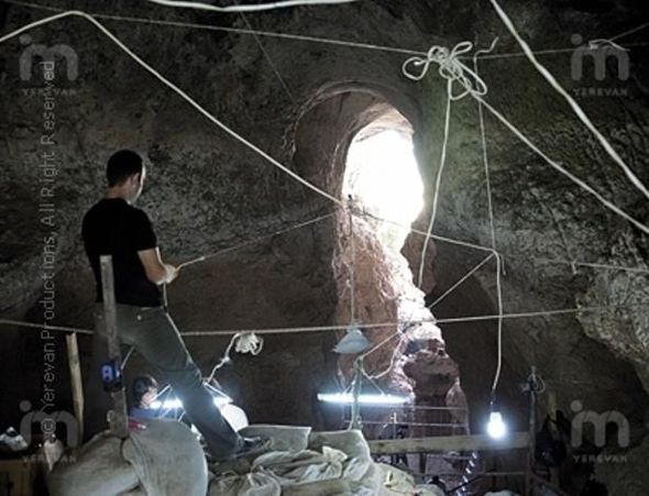 Ermənilər Azıx mağarasının altını üstünə çevirirlər