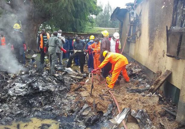 Nigeriyada hərbi təyyarə yaşayış evinin üstünə düşdü -