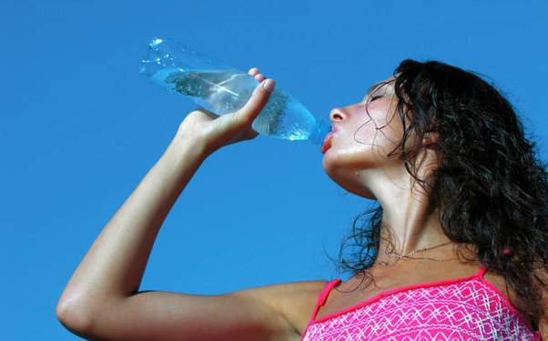 Plastik qabda su içərkən diqqətli olun