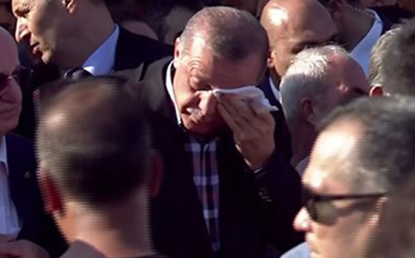 Ərdoğan şəhidin dəfnində hönkür-hönkür ağladı
