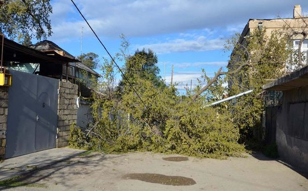 Cəbhə rayonlarında qasırğa ciddi fəsadlar törədib