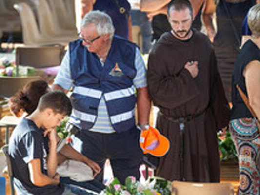 İtaliyada zəlzələ nəticəsində ölənlər dəfn edilir