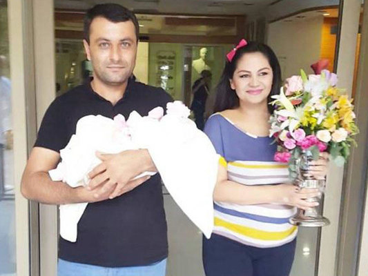 Sevda yeni doğulmuş körpəsi ilə