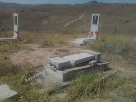 Güclü külək qəbir daşlarını aşırdı