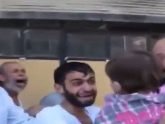 ÜRƏYİ ZƏİFLƏR BAXMASINLAR!Öldüyünü sandığı uşağına qovuşan atanın ürək parçalayan görüntüsü