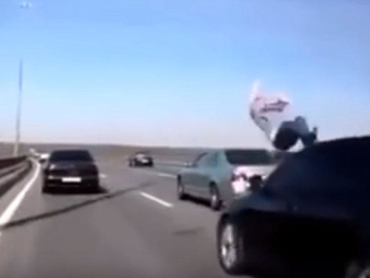 Yolun ortasında dayanan gənci avtomobil belə vurdu