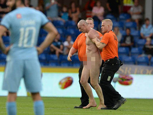 BİABIRÇILIQ!Məşhur futbolçu lütlənib stadiona çıxdı