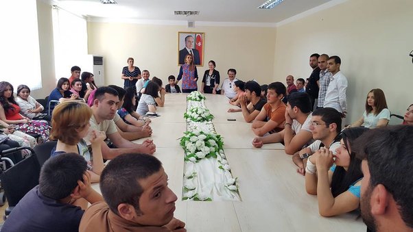 Qənirə Paşayeva fiziki imkanları məhdud gənclərlə görüşüb
