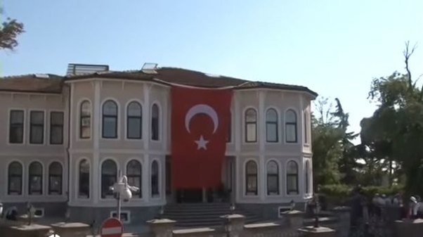 Türklər Ərdoğanın evinin önünə axışır