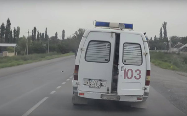 Yolda hoqqa çıxaran ambulansın qadın sərnişini: 