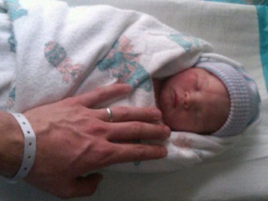 Küçədən yeni doğulmuş körpə tapılıb