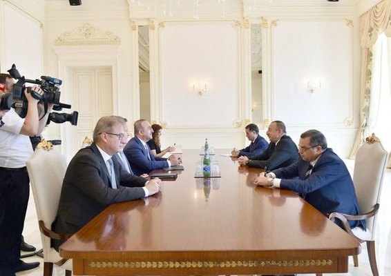 İlham Əliyev Türkiyənin xarici işlər nazirini qəbul etdi