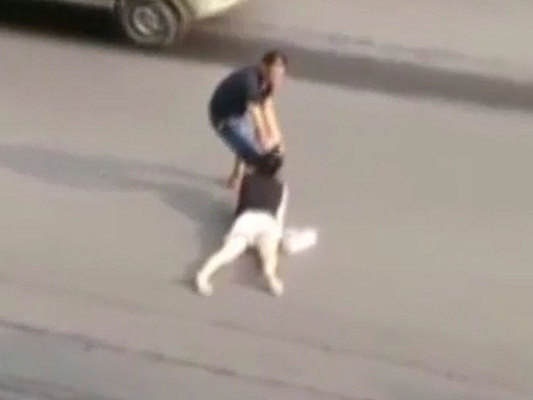 Şəhərin ortasında qadını saçından tutub sürüdü