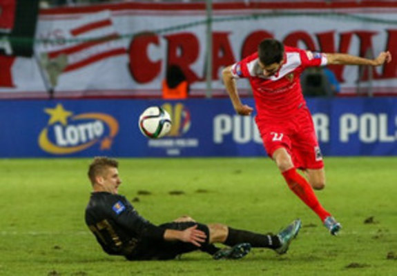 Serbiyalı futbolçu oyun zamanı öz qapısına gözəl qol vurub