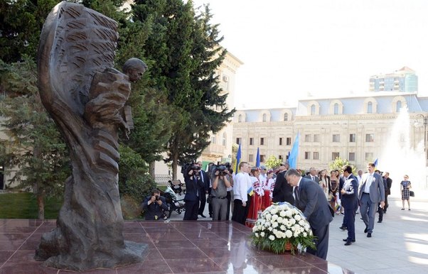Poroşenko Bakıda Şevçenkonun abidəsini ziyarət etdi