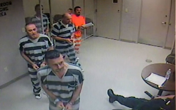 Məhbuslar nəzarətçini ölümdən qurtardılar