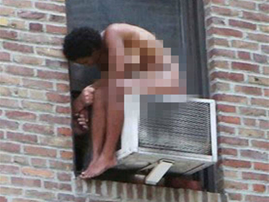 Bir qadın soyunaraq özünü binadan atmaq istədi