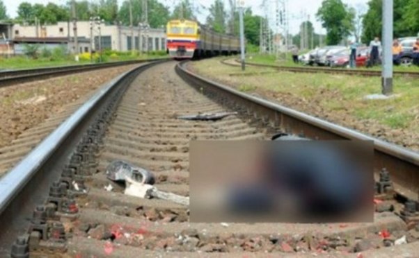 Dəmir yolunda sevişən cütlüyün üstündən qatar keçdi